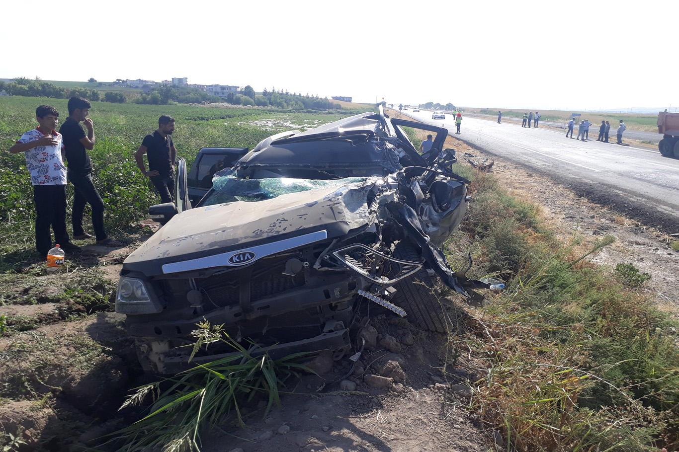 Otomobil yol çalışması yapan kamyona çarptı: 5 yaralı Otomobil yol çalışması yapan kamyona çarptı: 5 yaralı